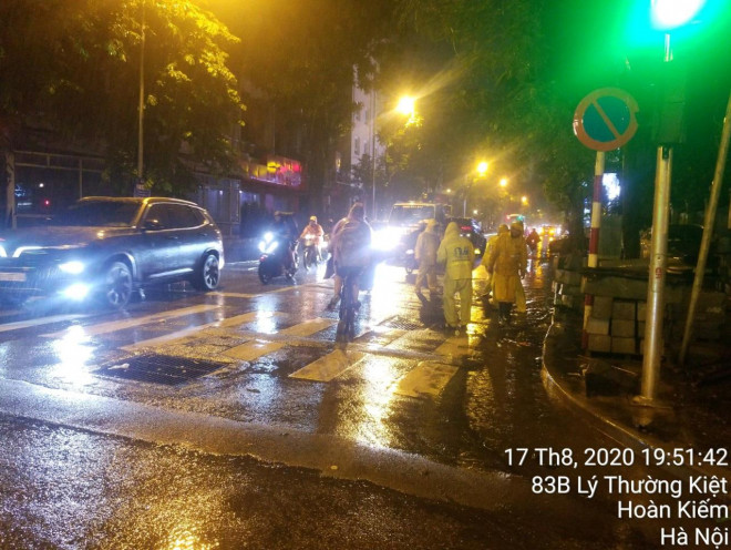 Vì sao nhiều tuyến phố quanh Hồ Gươm ngập sâu trong trận mưa lớn? - 3