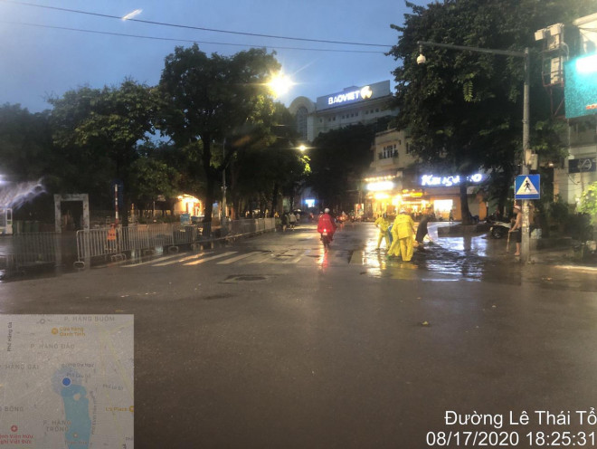 Vì sao nhiều tuyến phố quanh Hồ Gươm ngập sâu trong trận mưa lớn? - 4