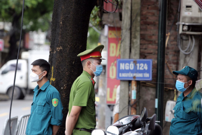 Hà Nội lập chốt phong tỏa khu phố có ca mắc COVID-19 mới - 2