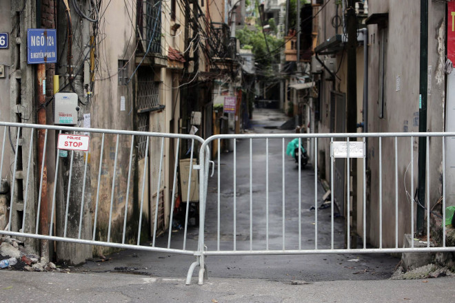 Hà Nội lập chốt phong tỏa khu phố có ca mắc COVID-19 mới - 3