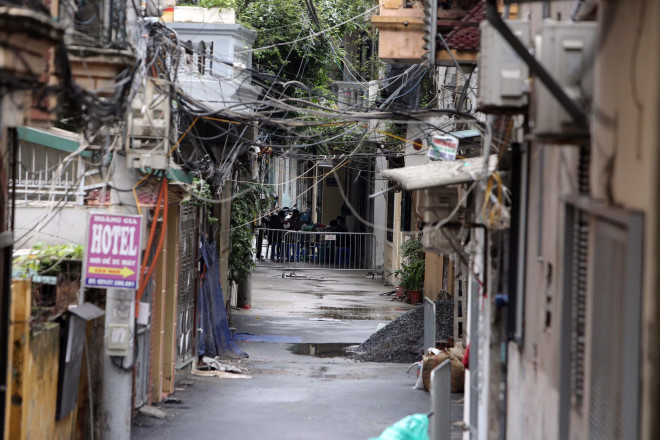 Hà Nội lập chốt phong tỏa khu phố có ca mắc COVID-19 mới - 4