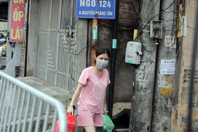 Hà Nội lập chốt phong tỏa khu phố có ca mắc COVID-19 mới - 6