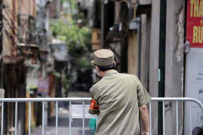 Hà Nội lập chốt phong tỏa khu phố có ca mắc COVID-19 mới - 5