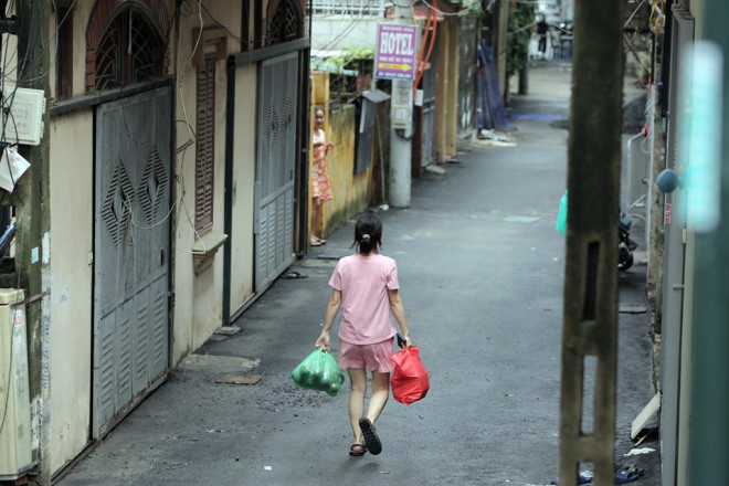 Hà Nội lập chốt phong tỏa khu phố có ca mắc COVID-19 mới - 7