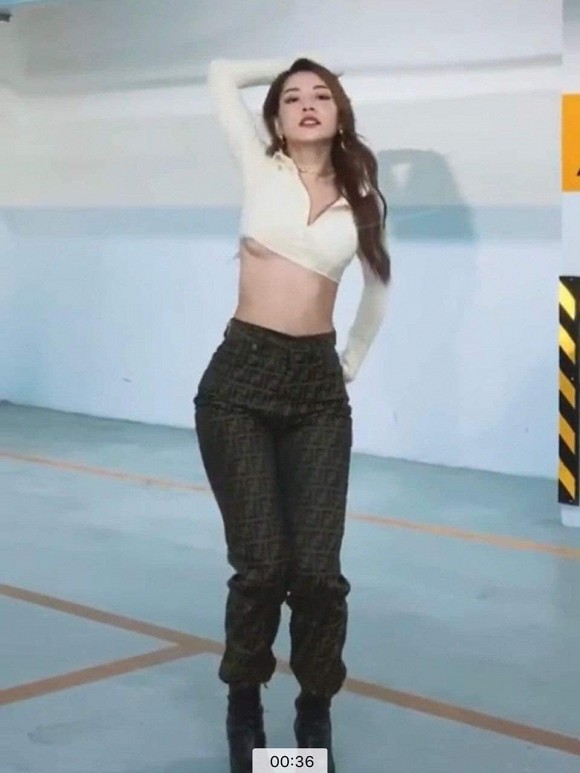 Mặc áo ngắn say sưa vũ đạo, Chi Pu để lộ vòng 1 bất thường - 2