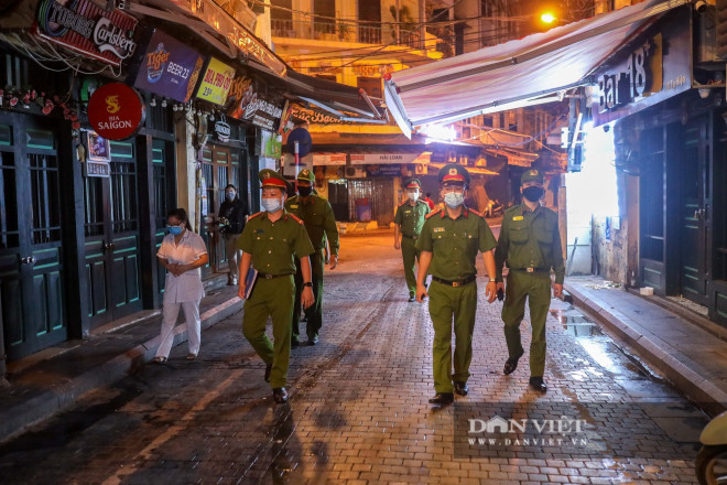 Hà Nội: Công an tuần tra, hàng quán đồng loạt thực hiện giãn cách từ 0h ngày 19/8 - 1