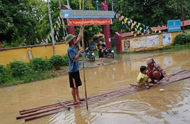 Nước lũ dâng cao, đường phố Yên Bái biến thành sông - 5