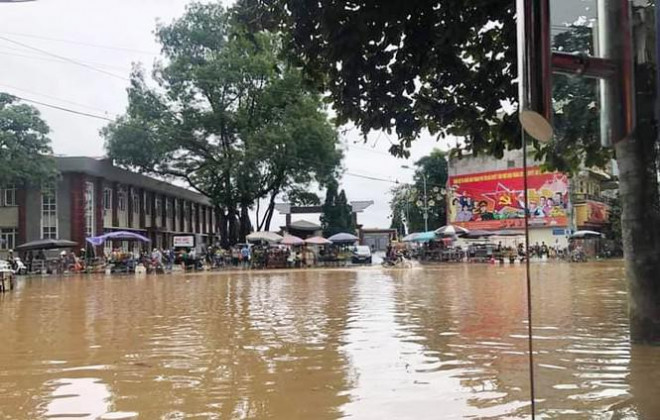 Nước lũ dâng cao, đường phố Yên Bái biến thành sông - 11