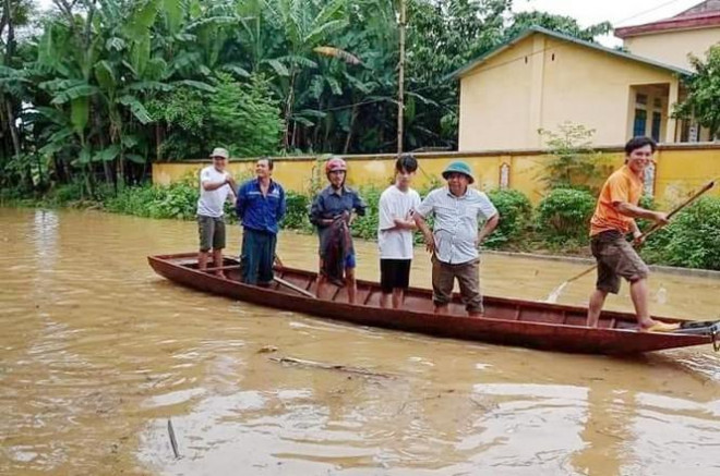 Nước lũ dâng cao, đường phố Yên Bái biến thành sông - 9