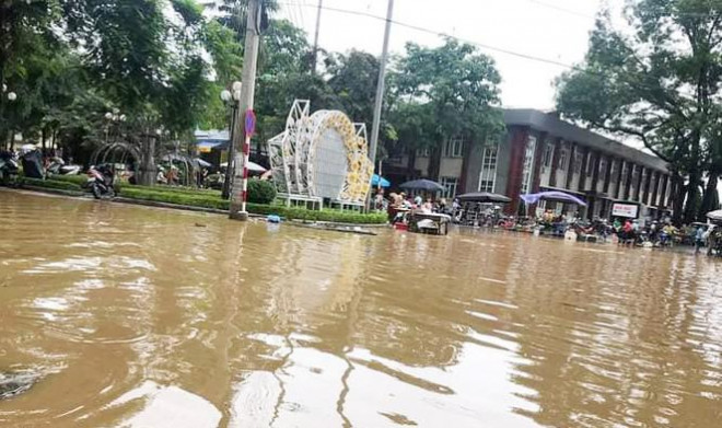 Nước lũ dâng cao, đường phố Yên Bái biến thành sông - 7
