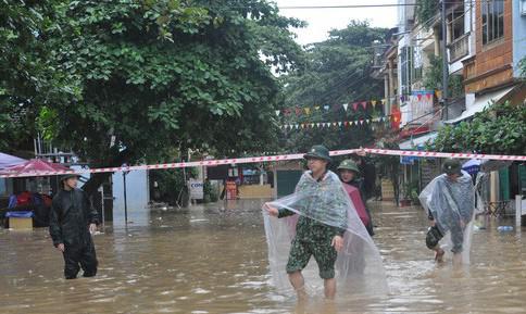 Nước lũ dâng cao, đường phố Yên Bái biến thành sông - 12