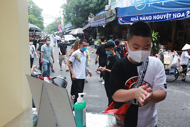 Hình ảnh khác lạ tại các hàng quán Hà Nội sau lệnh giãn cách chỗ ngồi - 10