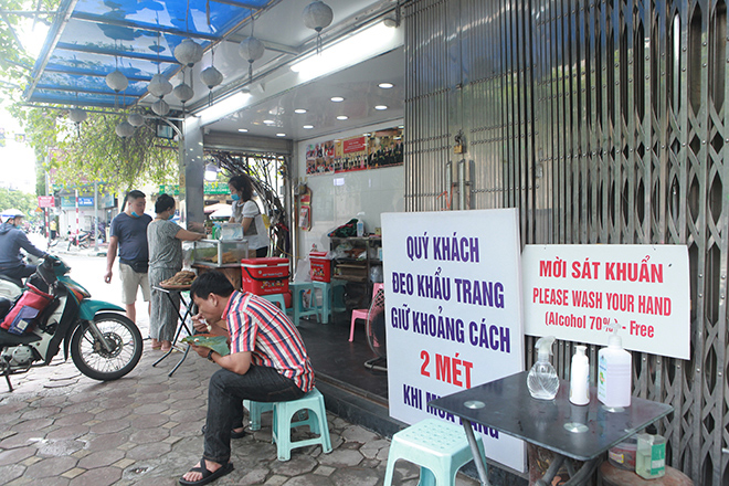 Hình ảnh khác lạ tại các hàng quán Hà Nội sau lệnh giãn cách chỗ ngồi - 8