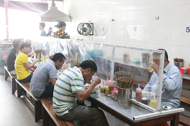 Hình ảnh khác lạ tại các hàng quán Hà Nội sau lệnh giãn cách chỗ ngồi - 2