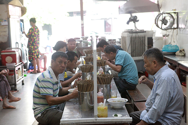 Hình ảnh khác lạ tại các hàng quán Hà Nội sau lệnh giãn cách chỗ ngồi - 3