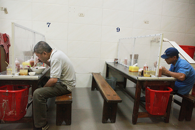 Hình ảnh khác lạ tại các hàng quán Hà Nội sau lệnh giãn cách chỗ ngồi - 4