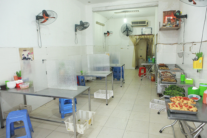 Hình ảnh khác lạ tại các hàng quán Hà Nội sau lệnh giãn cách chỗ ngồi - 5