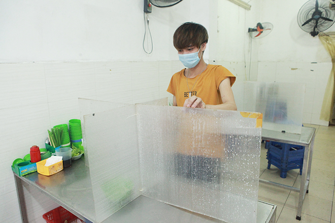 Hình ảnh khác lạ tại các hàng quán Hà Nội sau lệnh giãn cách chỗ ngồi - 6