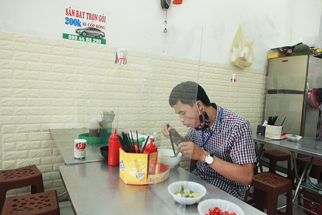 Hình ảnh khác lạ tại các hàng quán Hà Nội sau lệnh giãn cách chỗ ngồi - 7