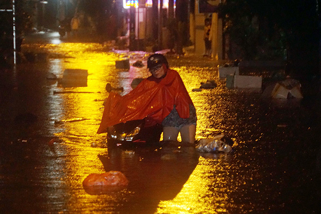 Người Sài Gòn vật lộn với nước ngập trên đường lúc nửa đêm - 11