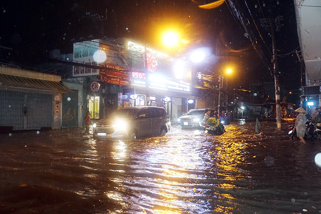 Người Sài Gòn vật lộn với nước ngập trên đường lúc nửa đêm - 2