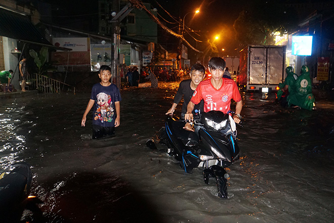 Người Sài Gòn vật lộn với nước ngập trên đường lúc nửa đêm - 4