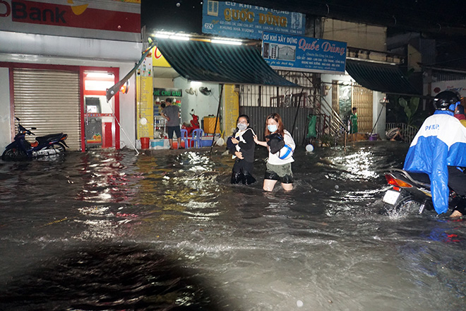 Người Sài Gòn vật lộn với nước ngập trên đường lúc nửa đêm - 5
