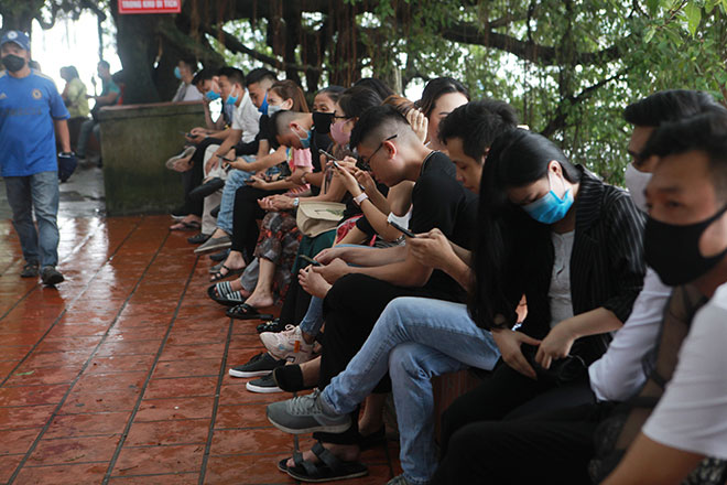 Bất chấp dịch COVID-19, phủ Tây Hồ vẫn đông nghịt người đi lễ trong ngày đầu tháng “cô hồn” - 10