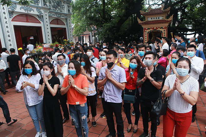 Bất chấp dịch COVID-19, phủ Tây Hồ vẫn đông nghịt người đi lễ trong ngày đầu tháng “cô hồn” - 5