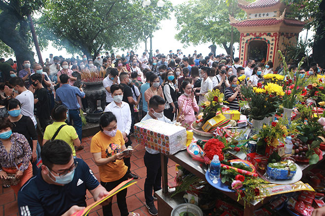 Bất chấp dịch COVID-19, phủ Tây Hồ vẫn đông nghịt người đi lễ trong ngày đầu tháng “cô hồn” - 6