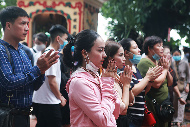 Bất chấp dịch COVID-19, phủ Tây Hồ vẫn đông nghịt người đi lễ trong ngày đầu tháng “cô hồn” - 7