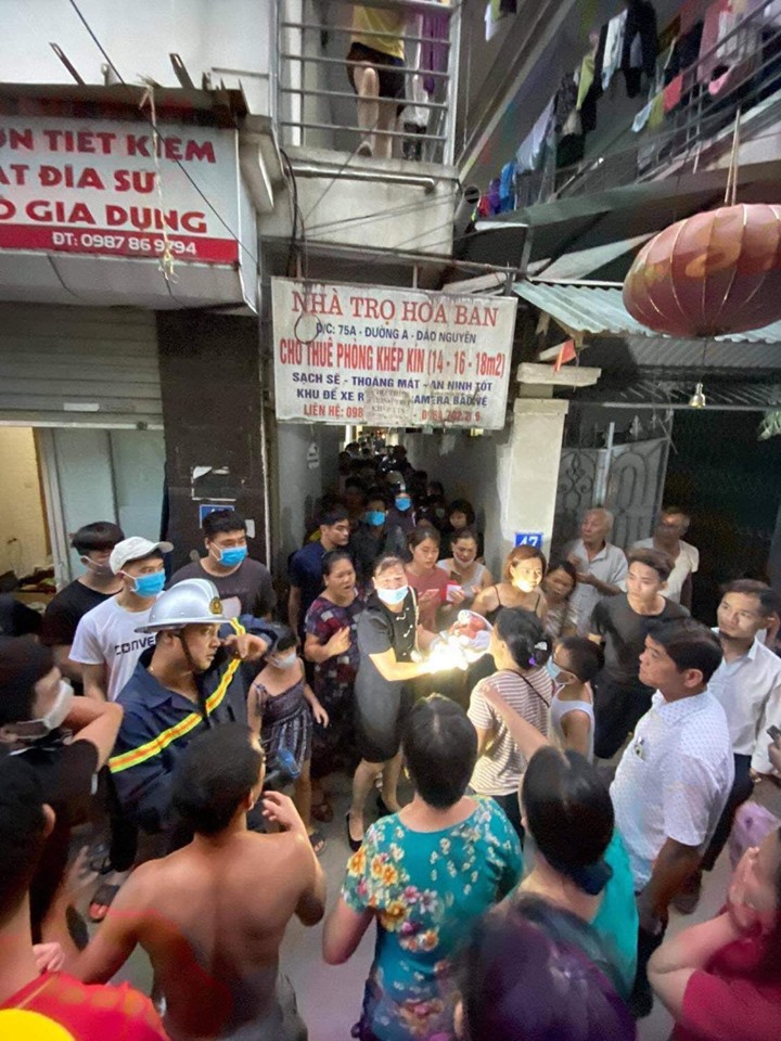 Sức khỏe bé sơ sinh bị bỏ rơi mắc kẹt giữa khe tường ở Hà Nội - 2