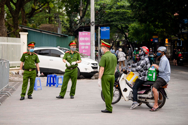 Người dân mang vật dụng, thực phẩm tiếp tế cho thân nhân trong Bệnh viện E - 13