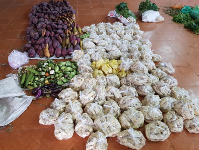 "Rụng tim" với những thức quà bà con huyện nghèo gửi xuống Đà Nẵng - 15