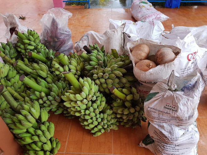 "Rụng tim" với những thức quà bà con huyện nghèo gửi xuống Đà Nẵng - 18