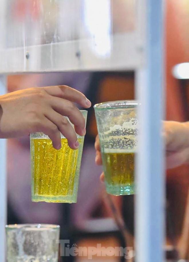 Quán bia Hà thành thời COVID, dân nhậu cụng ly qua vách ngăn - 3