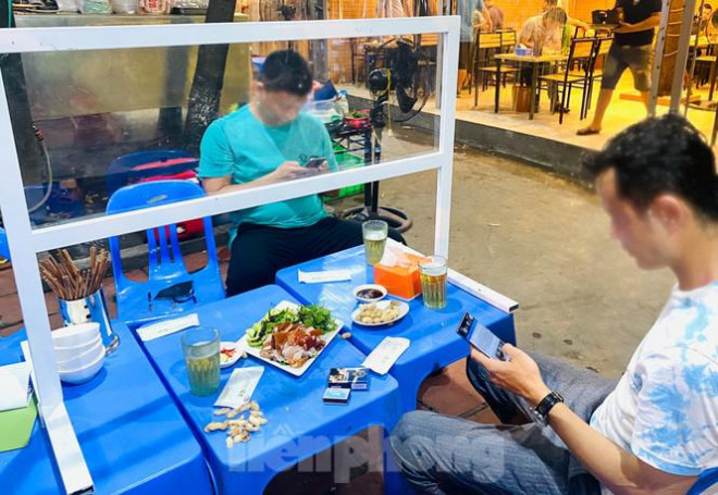 Quán bia Hà thành thời COVID, dân nhậu cụng ly qua vách ngăn - 4