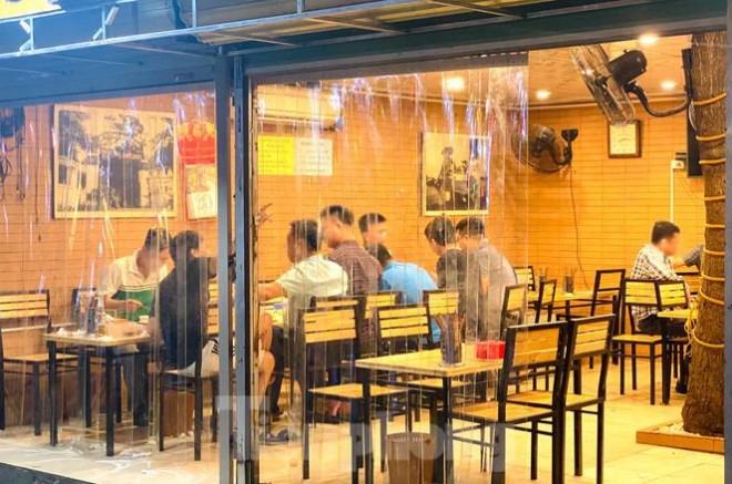 Quán bia Hà thành thời COVID, dân nhậu cụng ly qua vách ngăn - 8
