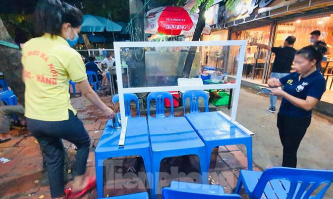 Quán bia Hà thành thời COVID, dân nhậu cụng ly qua vách ngăn - 7
