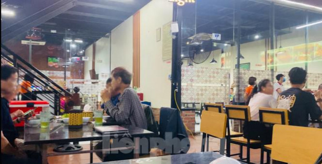 Quán bia Hà thành thời COVID, dân nhậu cụng ly qua vách ngăn - 10