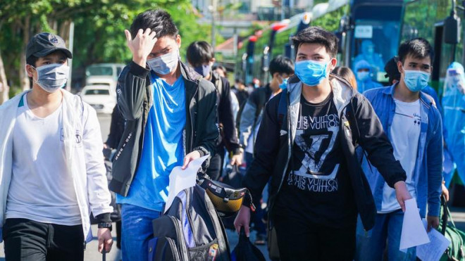 Hơn 700 người dân Quảng Ngãi rời 'tâm dịch Đà Nẵng' về quê - 2