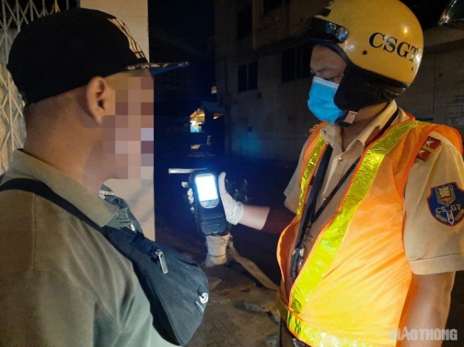 Bị đo nồng độ cồn, “ma men” móc tiền đưa CSGT năn nỉ bỏ qua vi phạm - 3