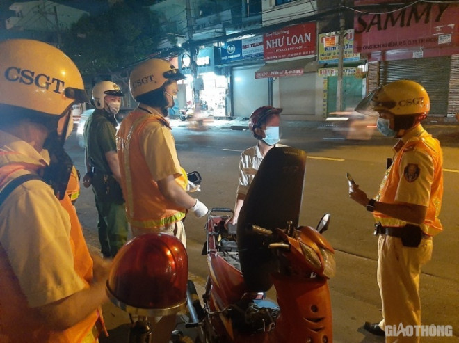 Bị đo nồng độ cồn, “ma men” móc tiền đưa CSGT năn nỉ bỏ qua vi phạm - 2