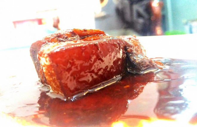 Cách mới nấu thịt kho tàu: Thành phẩm mềm, thơm, trong màu hổ phách, ăn 1 miếng như tan trong miệng - 1