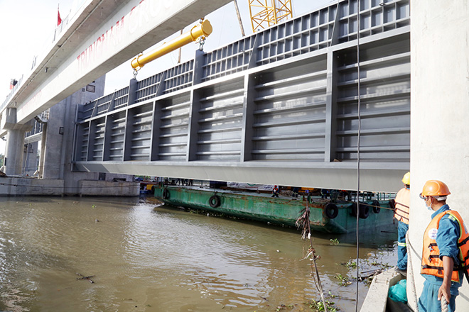 Dự án chống ngập 10.000 tỉ ở Sài Gòn lắp 2 cửa van nặng 460 tấn - 2