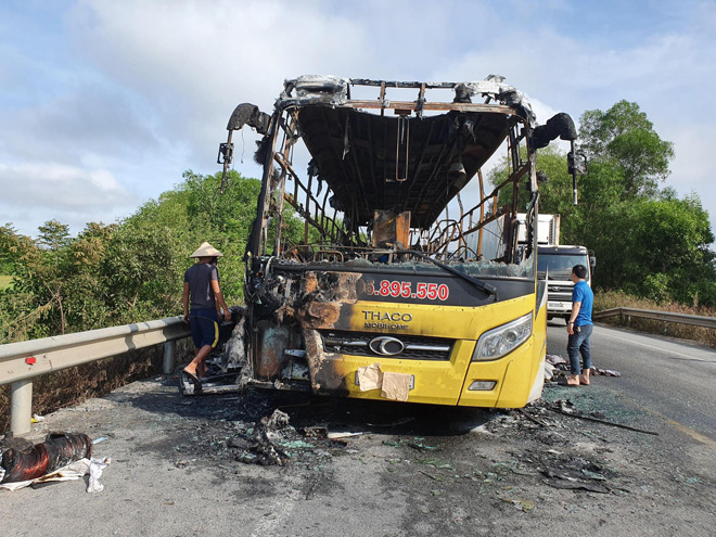 Xe khách giường nằm bốc cháy dữ dội - 2