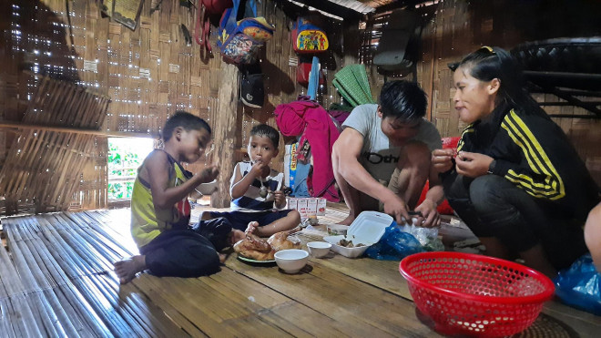 Cậu bé vác măng rừng đi ủng hộ chống dịch nhận món quà bất ngờ - 4