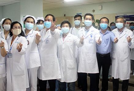 Bác sĩ nhiễm Covid-19 đã xuất viện sau 20 ngày điều trị - 2