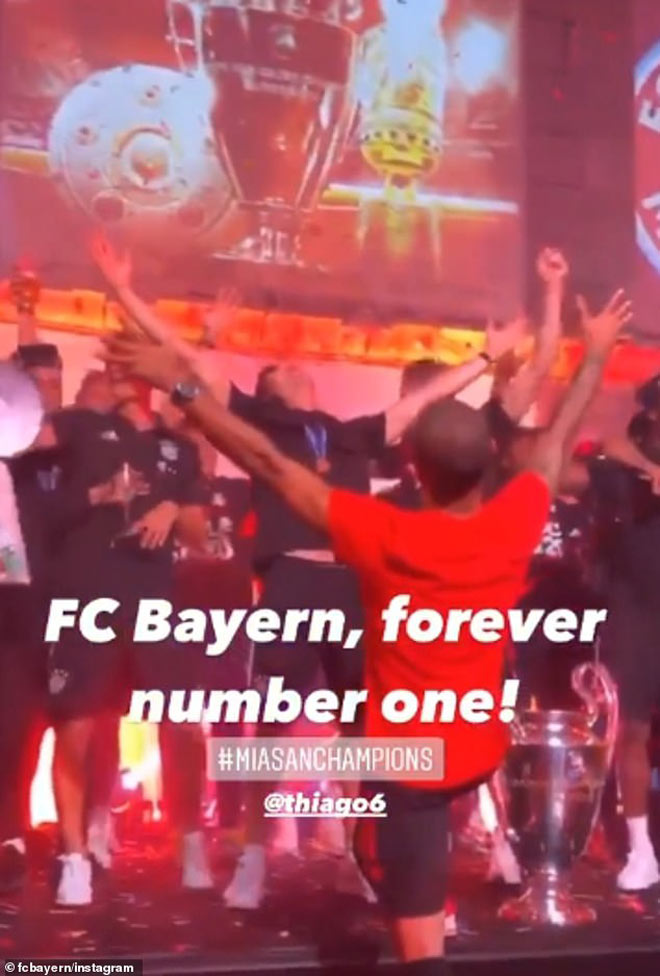 Vua châu Âu Bayern Munich ăn mừng Cúp C1 cực độc, Lewandowski ôm cúp đi ngủ - 2