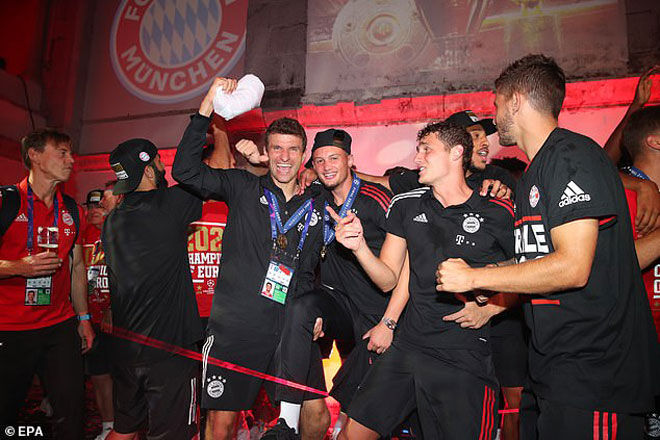 Vua châu Âu Bayern Munich ăn mừng Cúp C1 cực độc, Lewandowski ôm cúp đi ngủ - 7